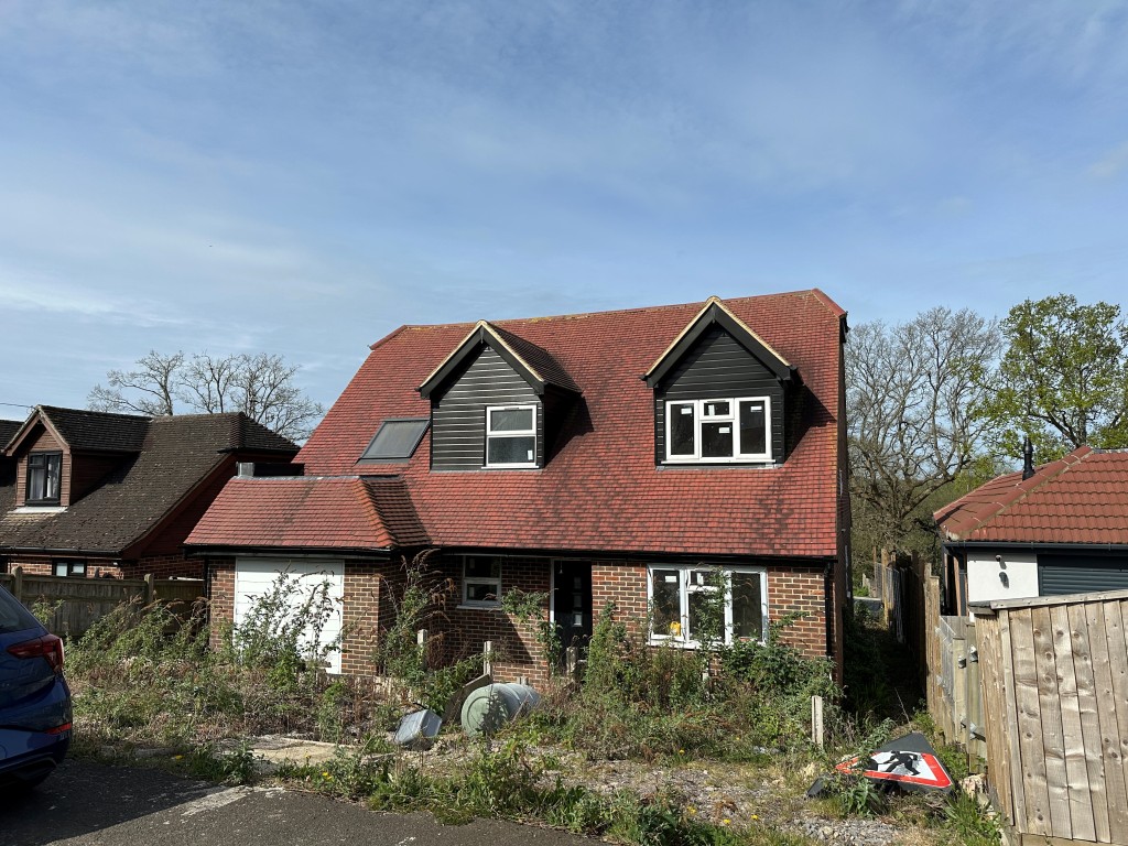 Lot: 127 - FOUR-BEDROOM DETACHED HOUSE IN NEED OF WORKS - External of a detached house